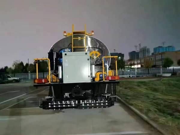 Analysis of operating requirements of asphalt spreading trucks